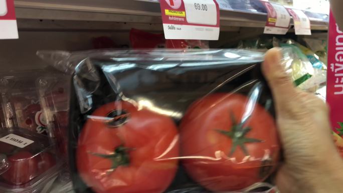 超市女性手工购物新鲜有机食品，西红柿