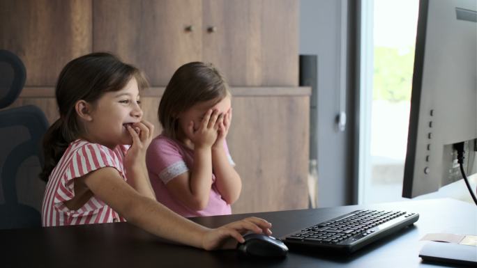 孩子姐妹们使用电脑，达到他们不允许的内容。
