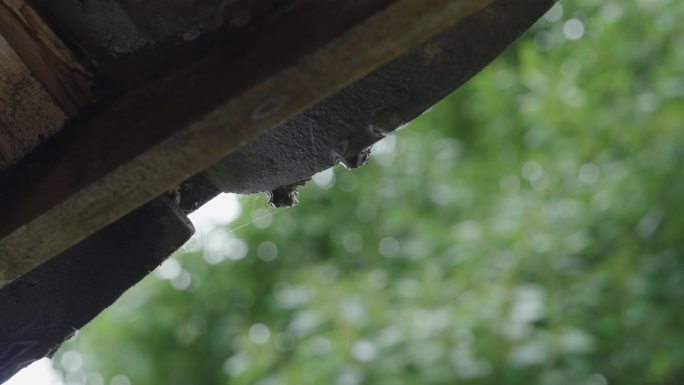下雨-屋檐下的雨滴 4k