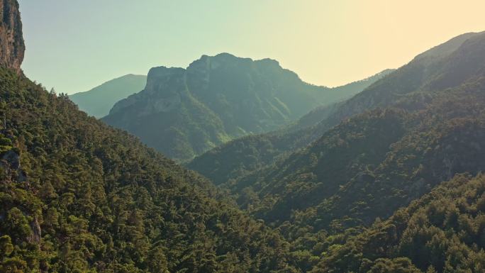 无人机飞越高山峡谷