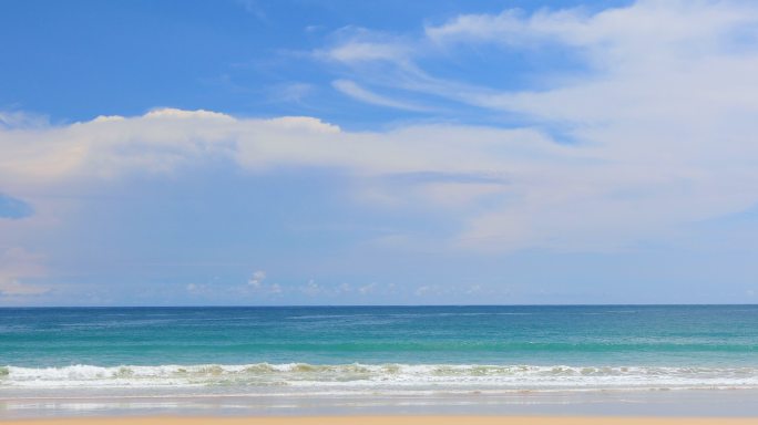 普吉岛海滩海，在夏天的阳光下可以看到海滩海。在泰国普吉岛的卡塔海滩。
