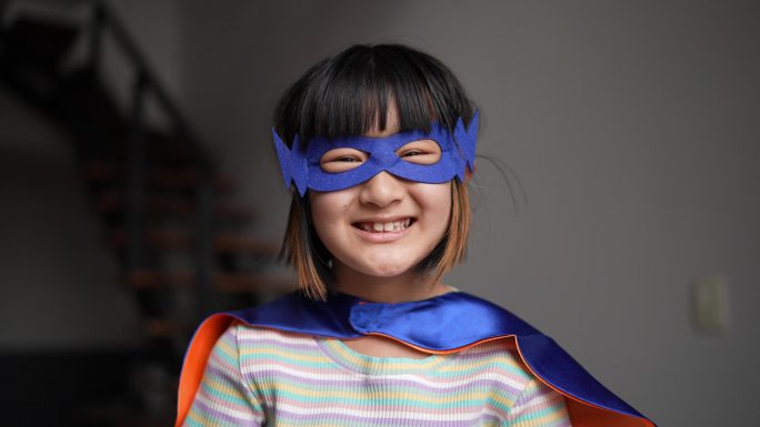 一个在家打扮成超级英雄的女孩的肖像