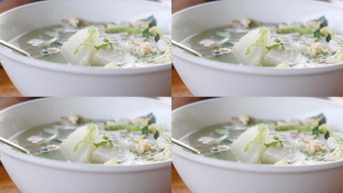 泰国的蔬菜汤，如sukiyaki或shabu-shabu