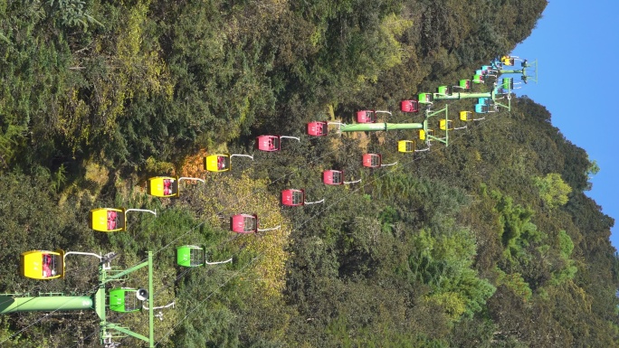 4k垂直：缆车向上移动到中国丽江玉龙雪山的视点。