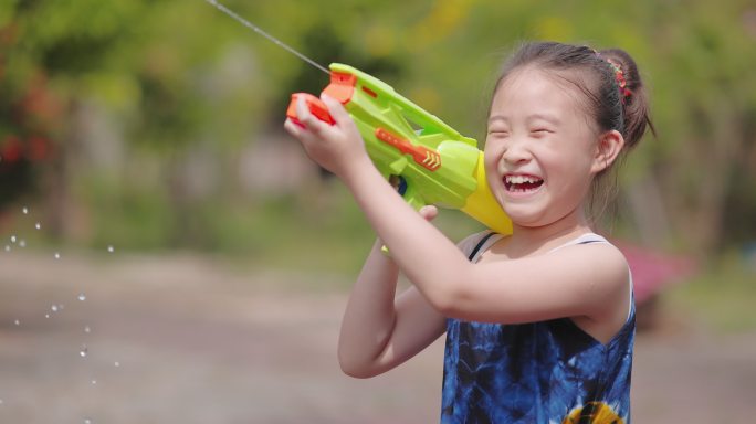 泼水节穿泰国传统服装的孩子们玩水枪