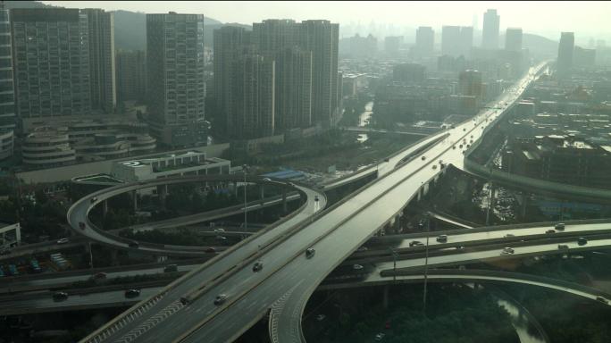 雨天城市，立交桥车流