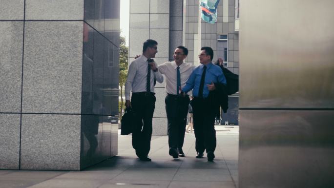 三位快乐的亚洲商人在街上欢笑