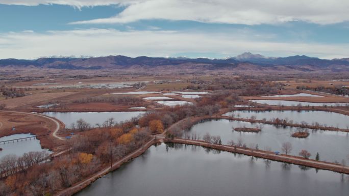 科罗拉多州朗蒙特州金池塘公园的无人机视图