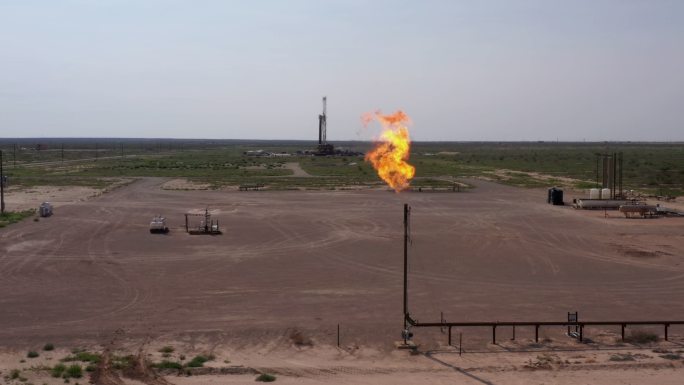 新墨西哥州一台压裂钻机的空中无人机剪辑，气体燃烧