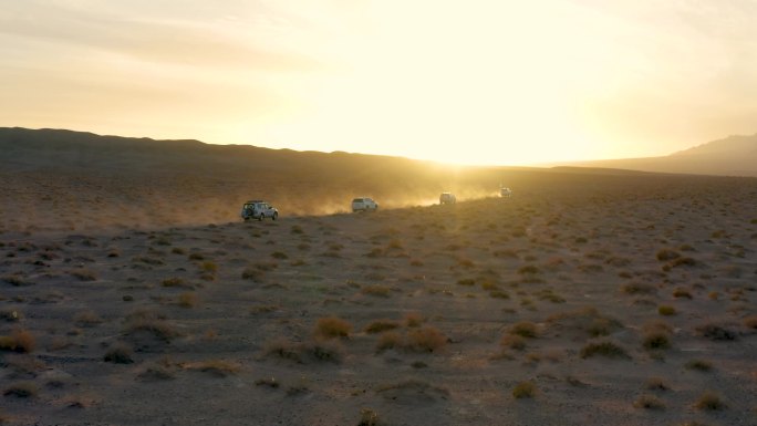 荒漠戈壁滩日落车队航拍