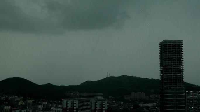 天空乌云，暴雨下雨，济南城市