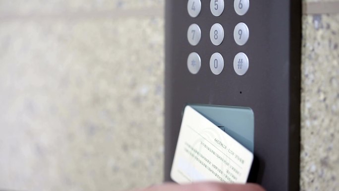 现代化的门禁安防设备，实时识别安防卡。
