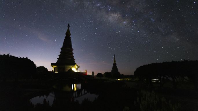 泰国北部清迈省Doi Inthanon国家公园宝塔上的延时银河