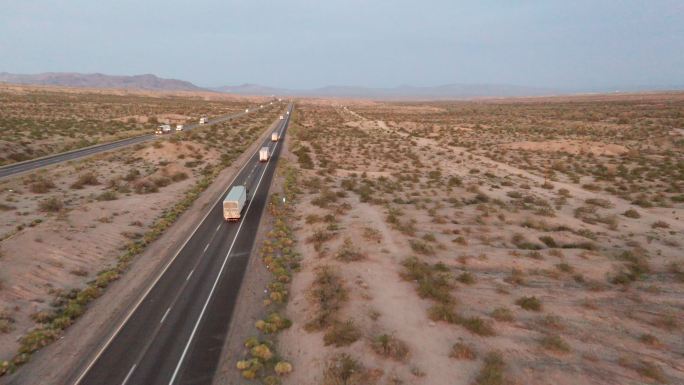 美国西部乡村州际公路上的长距离半挂汽车