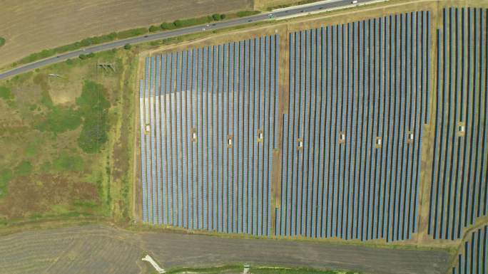 保加利亚农田之间的太阳能电池板。绿色/清洁能源、太阳能、可持续能源发电厂和可持续资源的概念