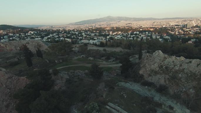 日落时分，黄昏时分，雅典北部废弃的普赛奇科采石场的超高清60p FPV快速飞行-普赛奇科、查兰德里、