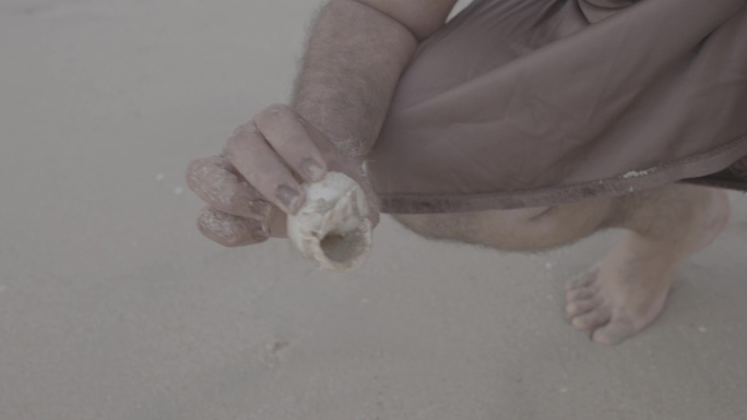 原始人捡沙滩里的贝壳