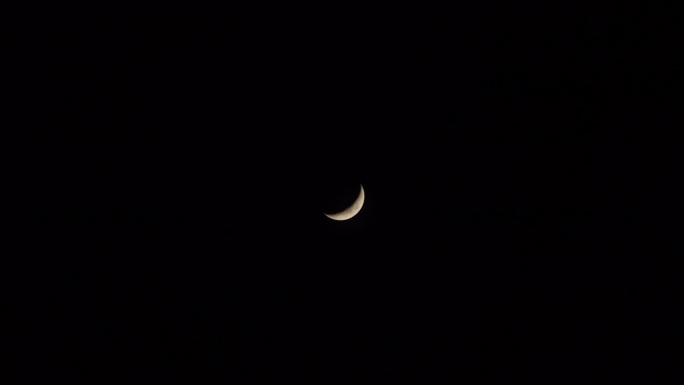 多莉拍摄的天空中的月亮