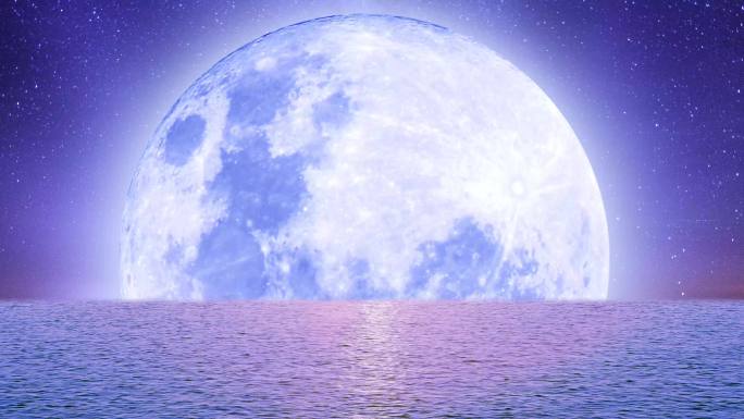 海上的超级月亮。戏剧性的美丽月光场景，令人叹为观止的镜头