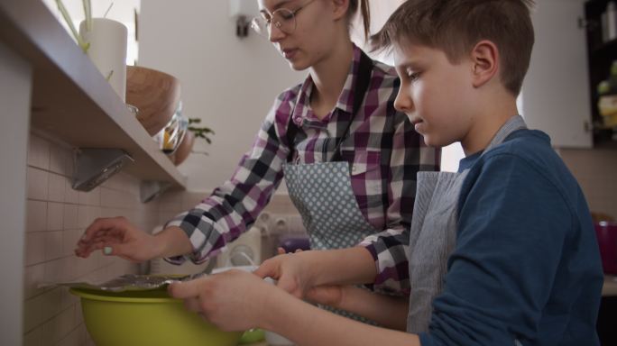 儿童制作酵母蛋糕烹煮做饭做菜