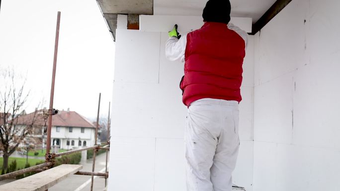 施工现场-安装外墙保温隔热材料