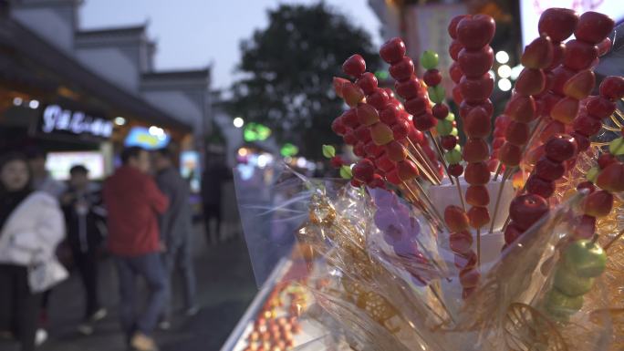 冰糖葫芦：中国传统街边小吃，名为糖衣山楂