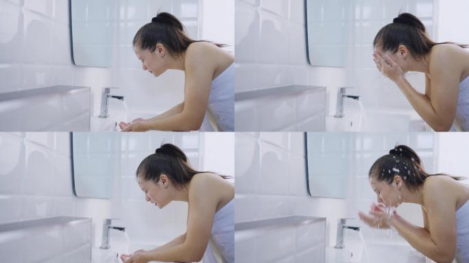 在浴室用泡沫洗脸的女人