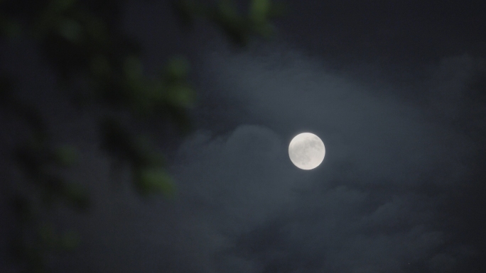 乌云下的月亮