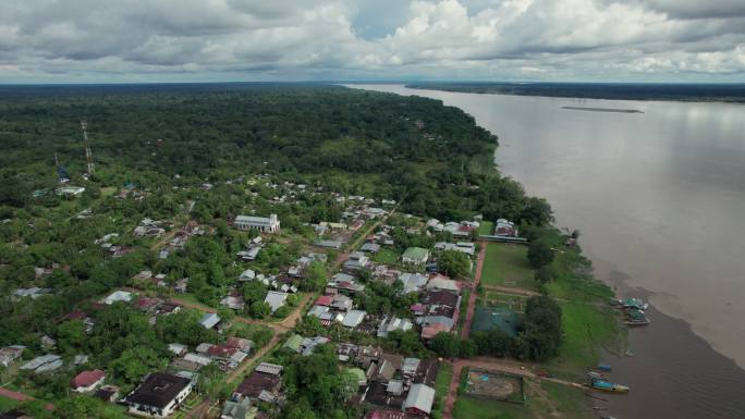 Leticia Colombia对亚马逊河上的Puerto Narino村的亚马逊河空中拍摄