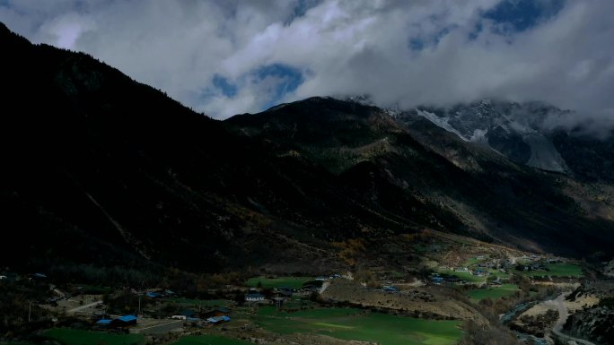 航拍延时西藏雪山下的村落