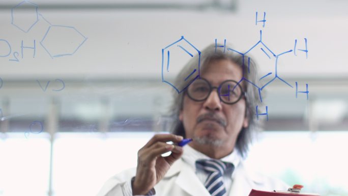 4k：亚洲科学家在玻璃板上书写化学公式。