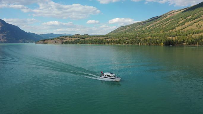 原创 新疆阿勒泰喀纳斯湖游船自然风光航拍