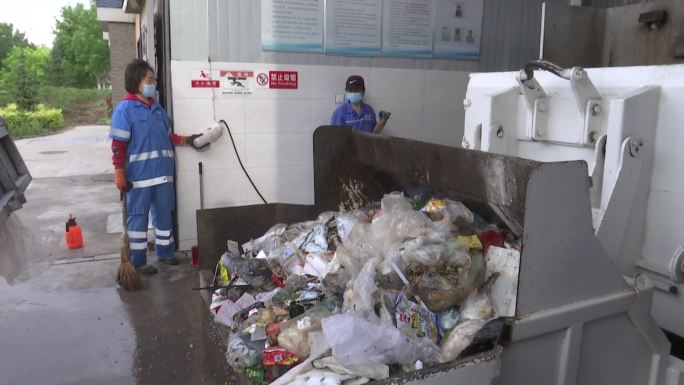 环卫垃圾转运车拉着生活垃圾到垃圾站卸垃圾