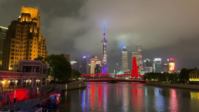 上海封城中的五彩斑斓水面倒影