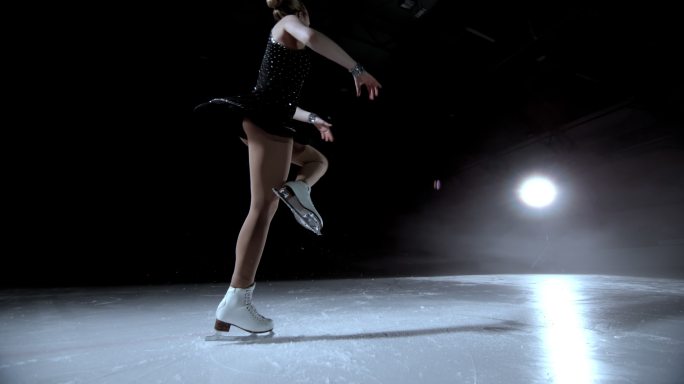 SLO MO DS优雅女子花样滑冰运动员表演旋转