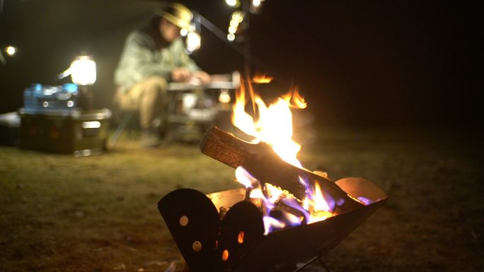 露營地的篝火夜晚碳炉火炉野营