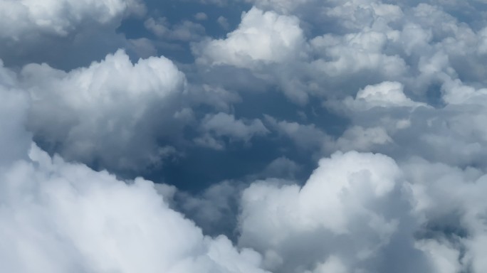 穿过云层时的云顶（从飞机上看）