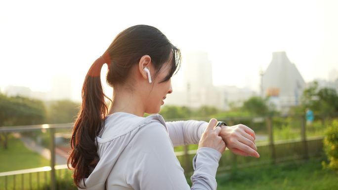 运动女性在城市使用智能手表