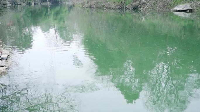 打水漂 打破平静 水面涟漪水花 内心不安