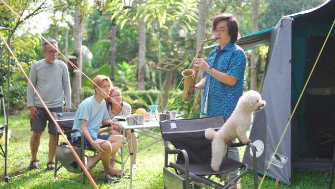 早上，亚洲的中国朋友喜欢听萨克斯管演奏家朋友在露营帐篷里演奏