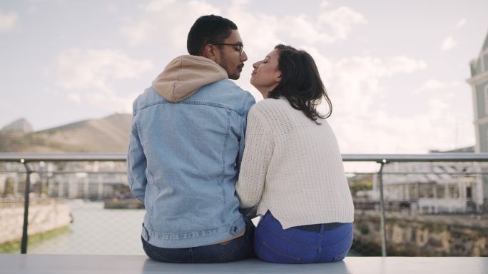 一对年轻夫妇外出约会时亲吻的4k视频片段