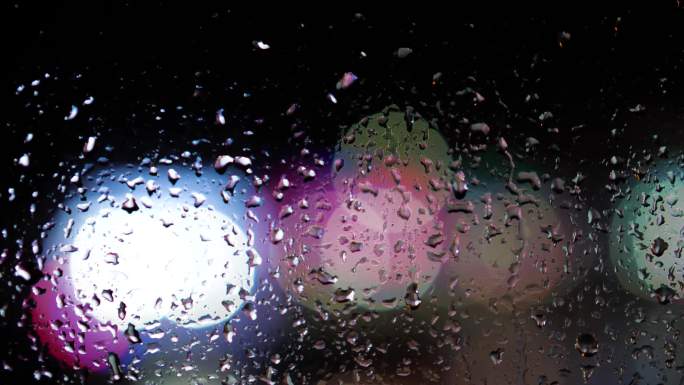 4K窗外的雨中光影闪烁水滴水珠虚实