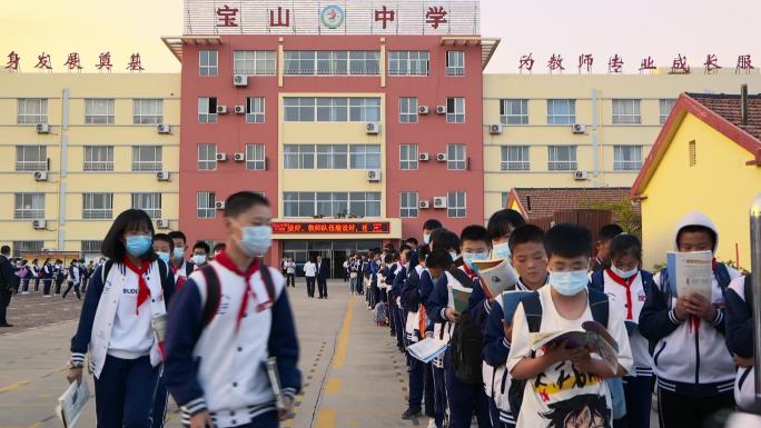 疫情时期中学放学戴口罩排队等候乘坐校车