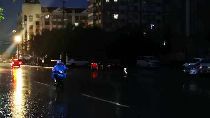 黑夜暴雨 雨滴中的城市交通