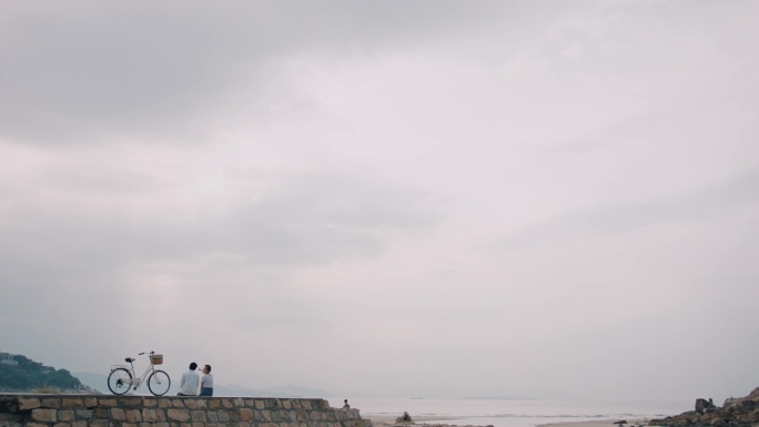 情侣码头欣赏海景