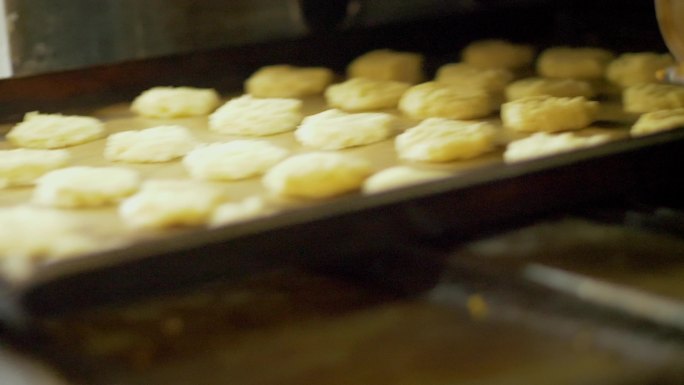 烘焙前加工椰子酱饼干，小企业理念。