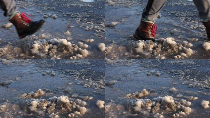 在4k分辨率视频中，一名男子踩着泥泞走向摄像机