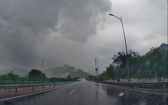 行车素材.阴雨天高速路上水花飞溅