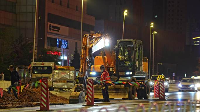 夜晚城市路政修路警戒线