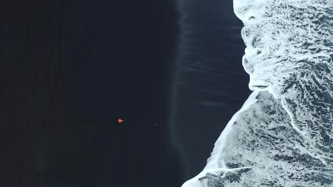 冰岛黑沙滩上女性鸟瞰图
